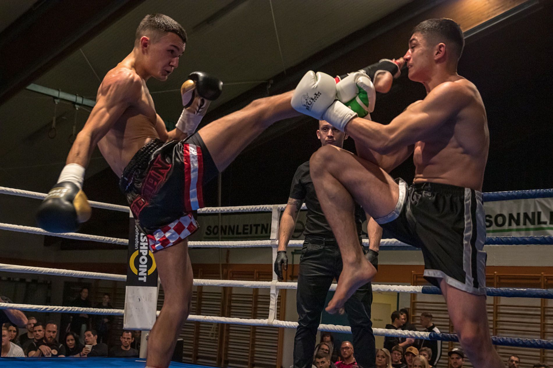 Anto Radman schlägt einen Push Kick ins gesicht seines Gegners